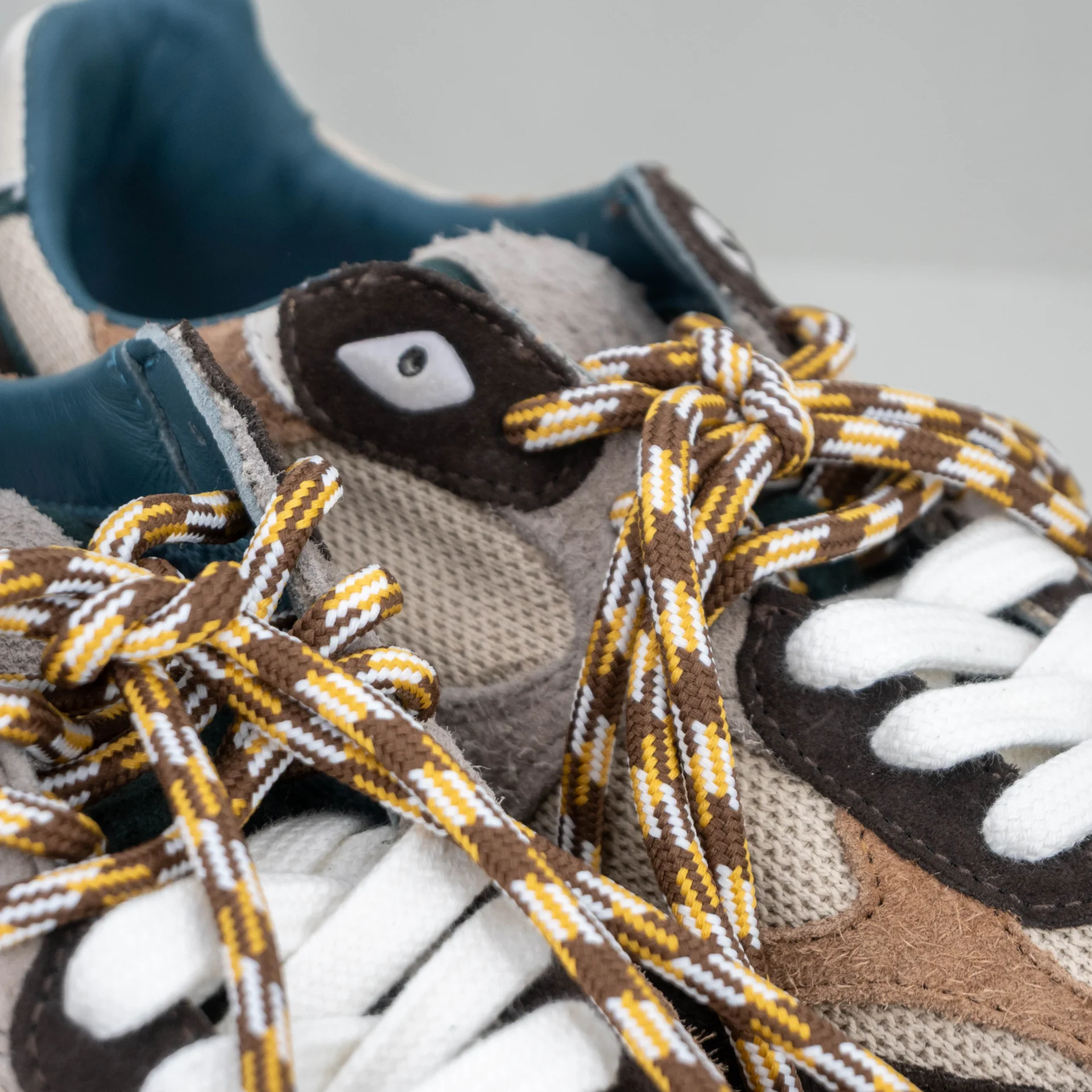 sneaker da uomo in tessuto tecnico marrone