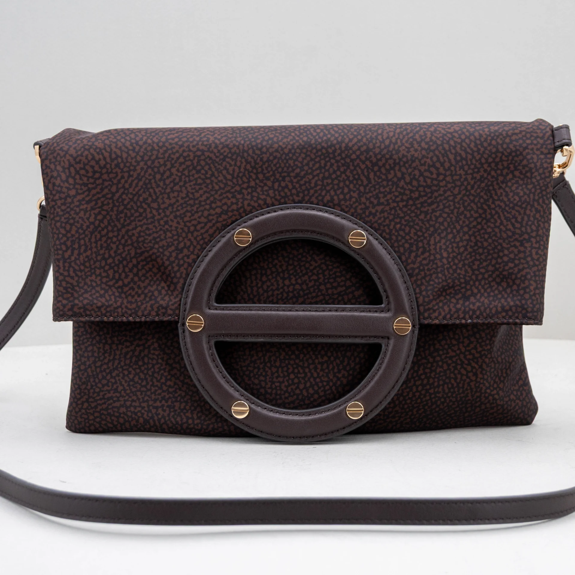 borsa donna in nylon marrone sottile e capiente.
