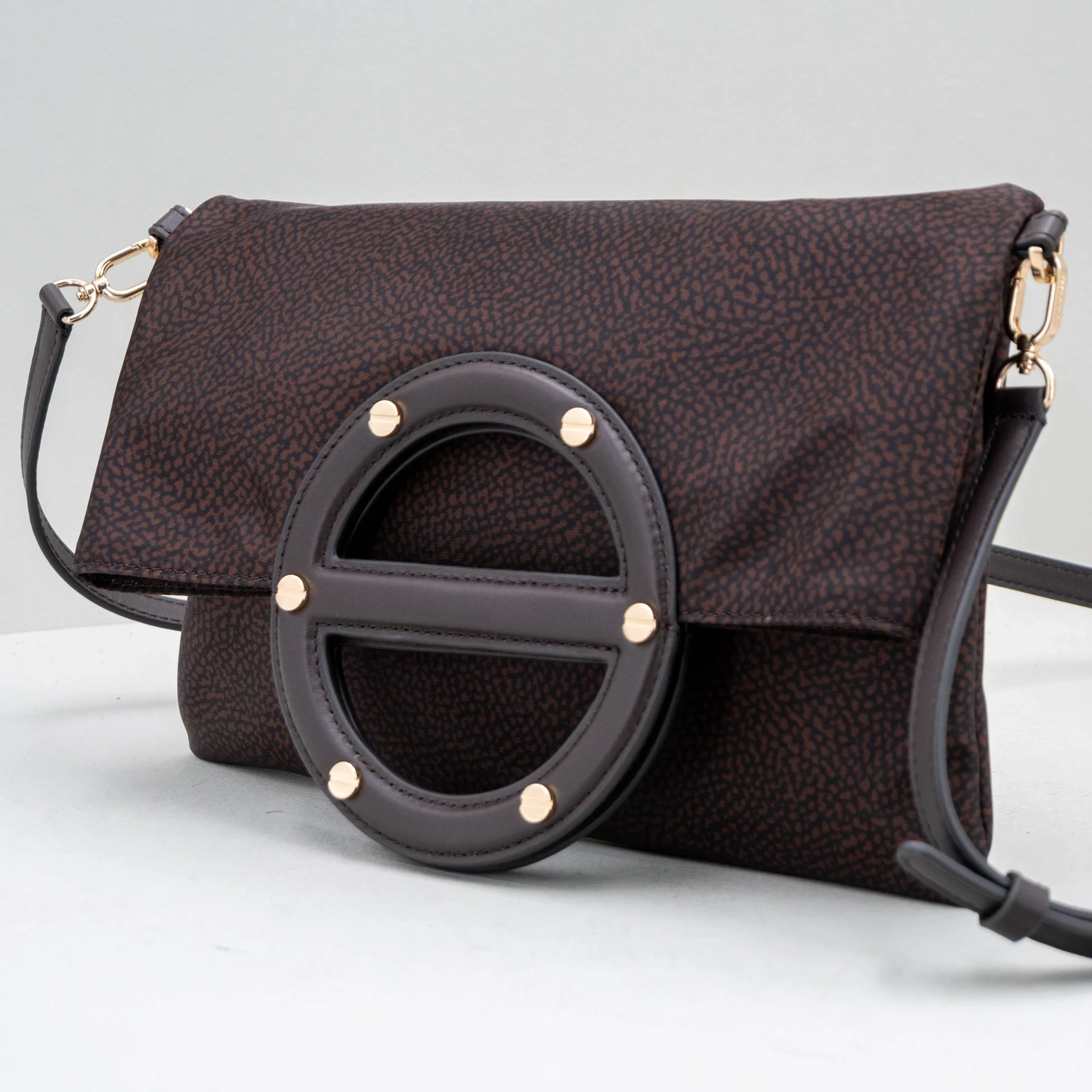 borsa donna in nylon marrone sottile e capiente.