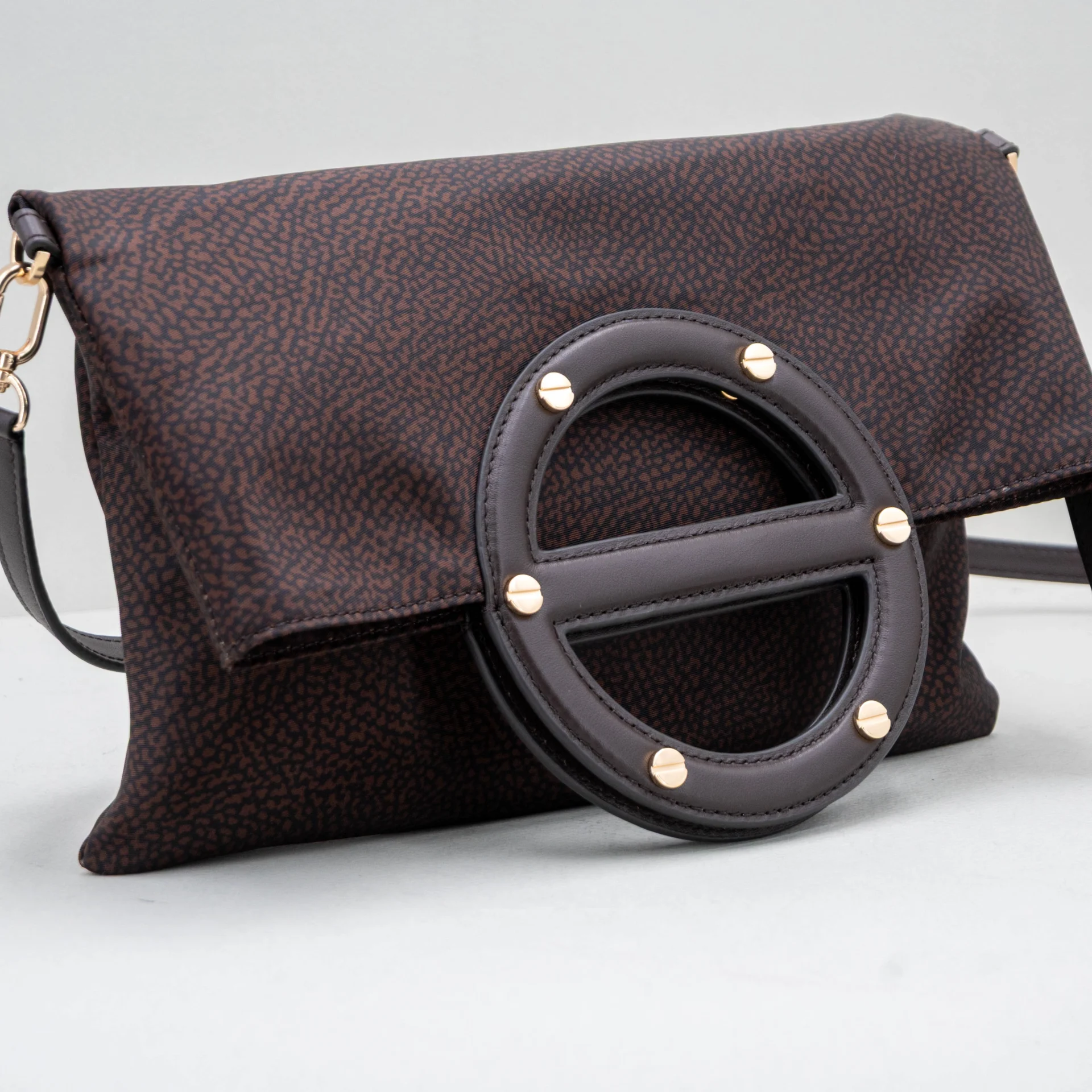 borsa donna in nylon marrone sottile e capiente.