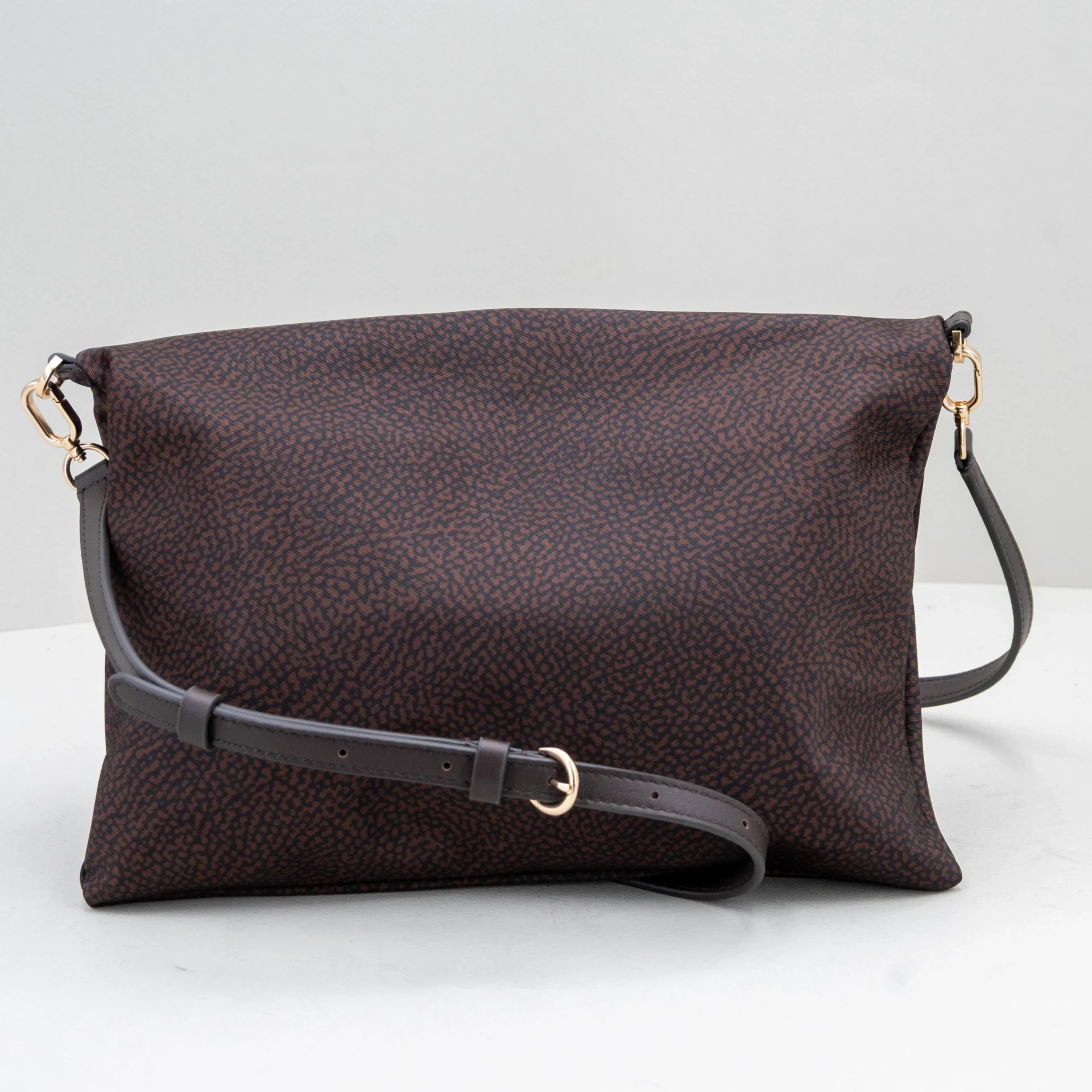 borsa donna in nylon marrone sottile e capiente.