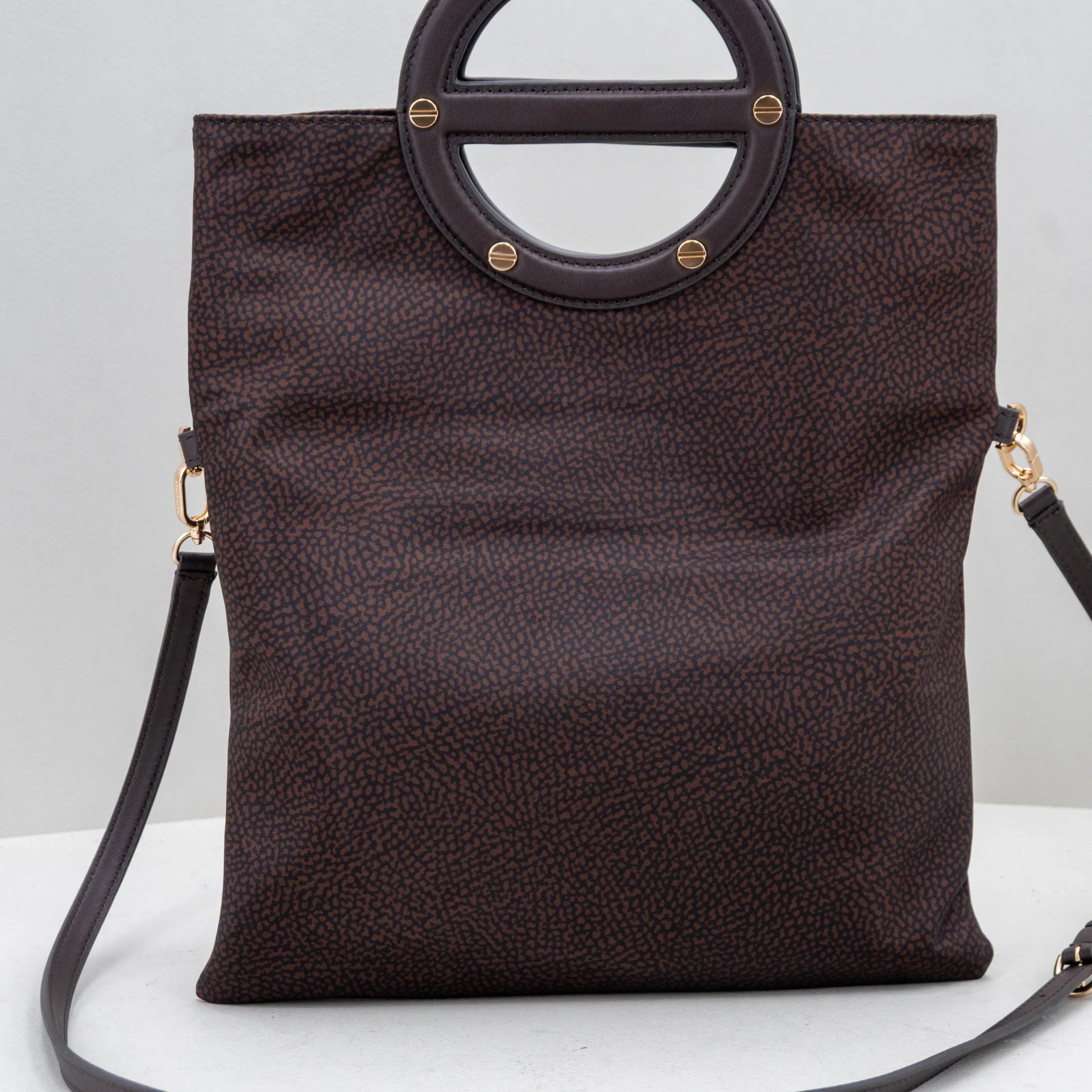borsa donna in nylon marrone sottile e capiente.