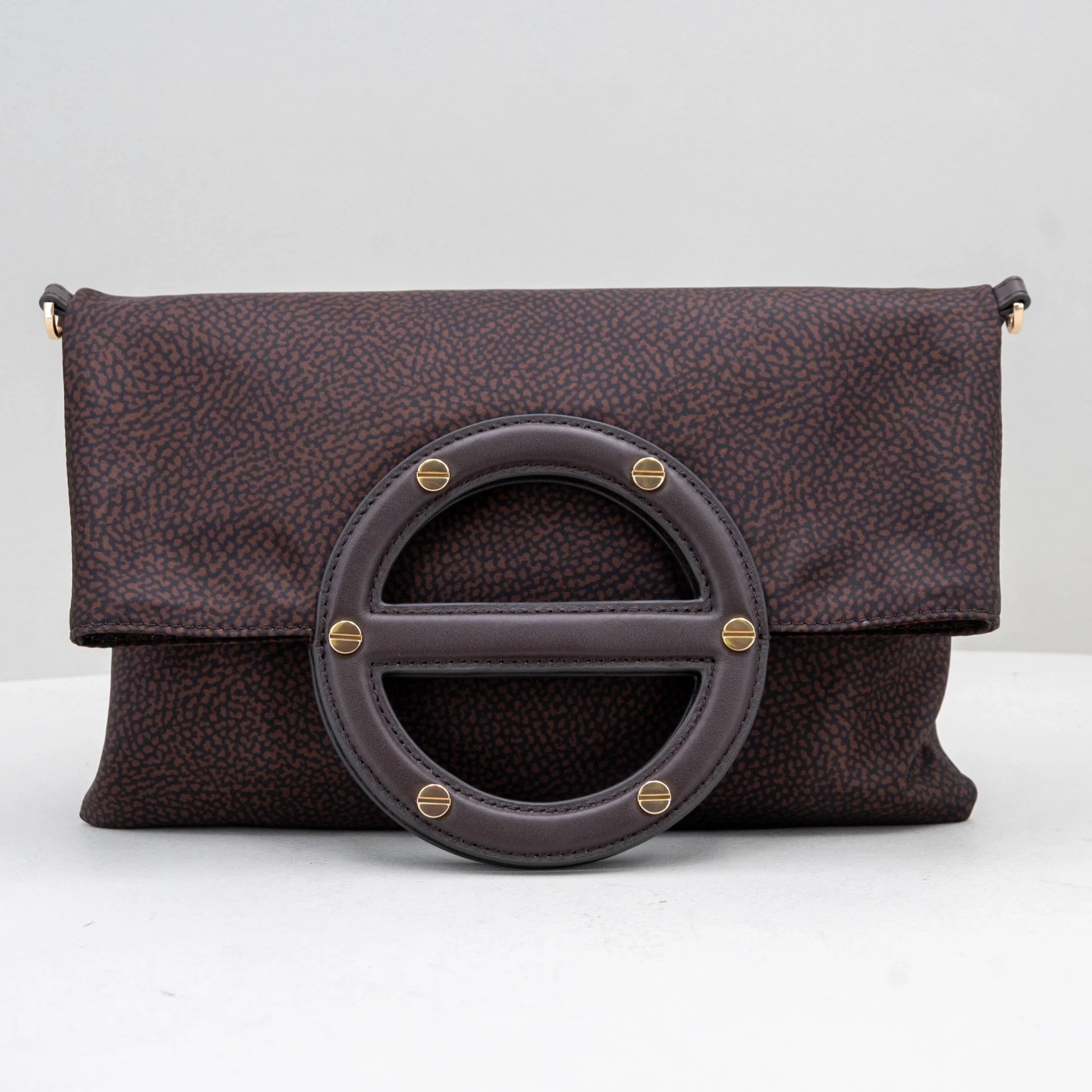 borsa donna in nylon marrone sottile e capiente.