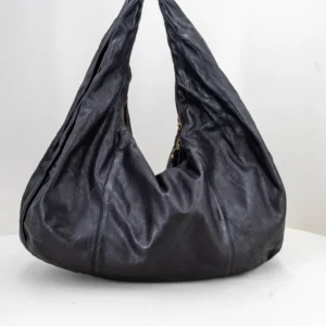 borsa da donna in pelle nera a sacca.