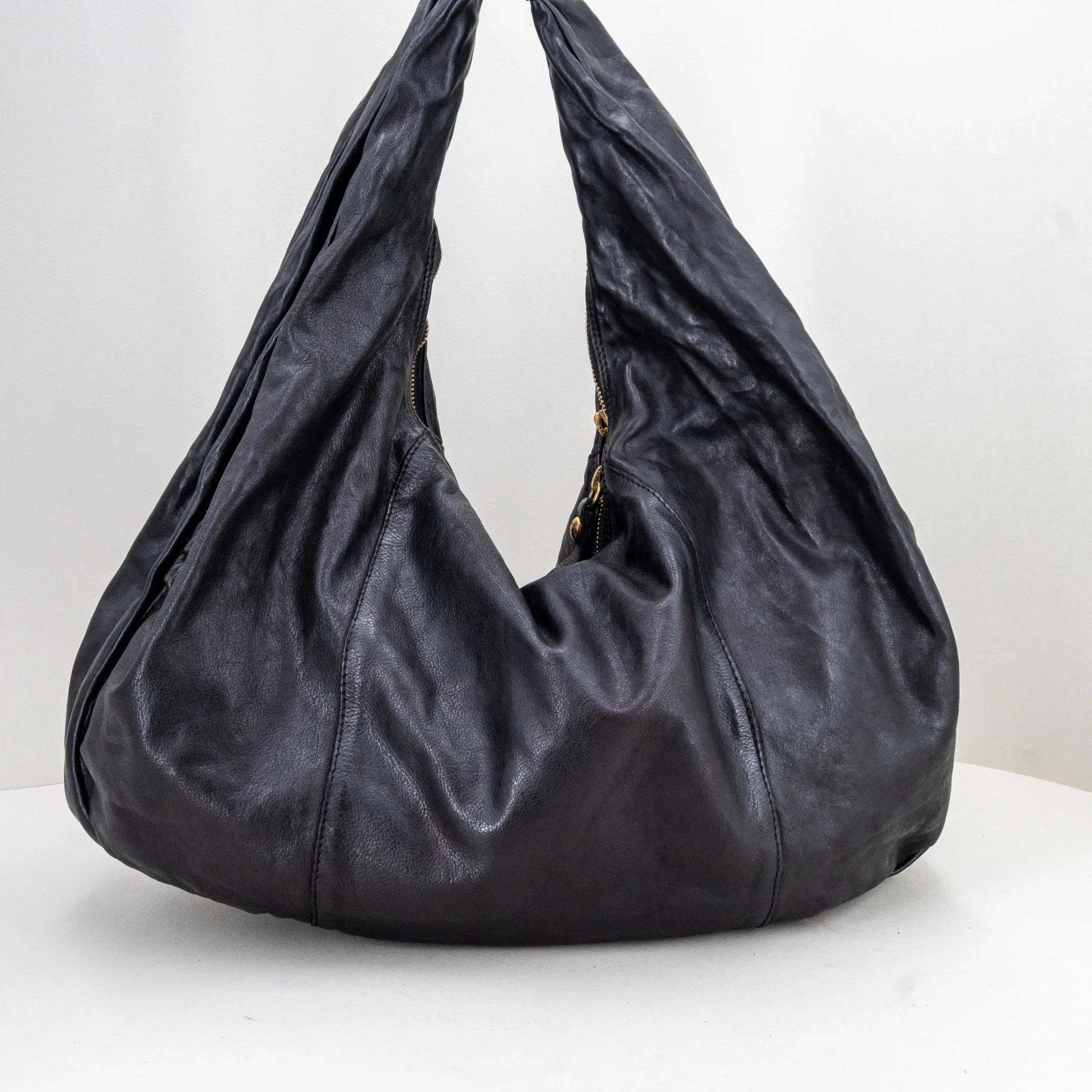 borsa da donna in pelle nera a sacca.
