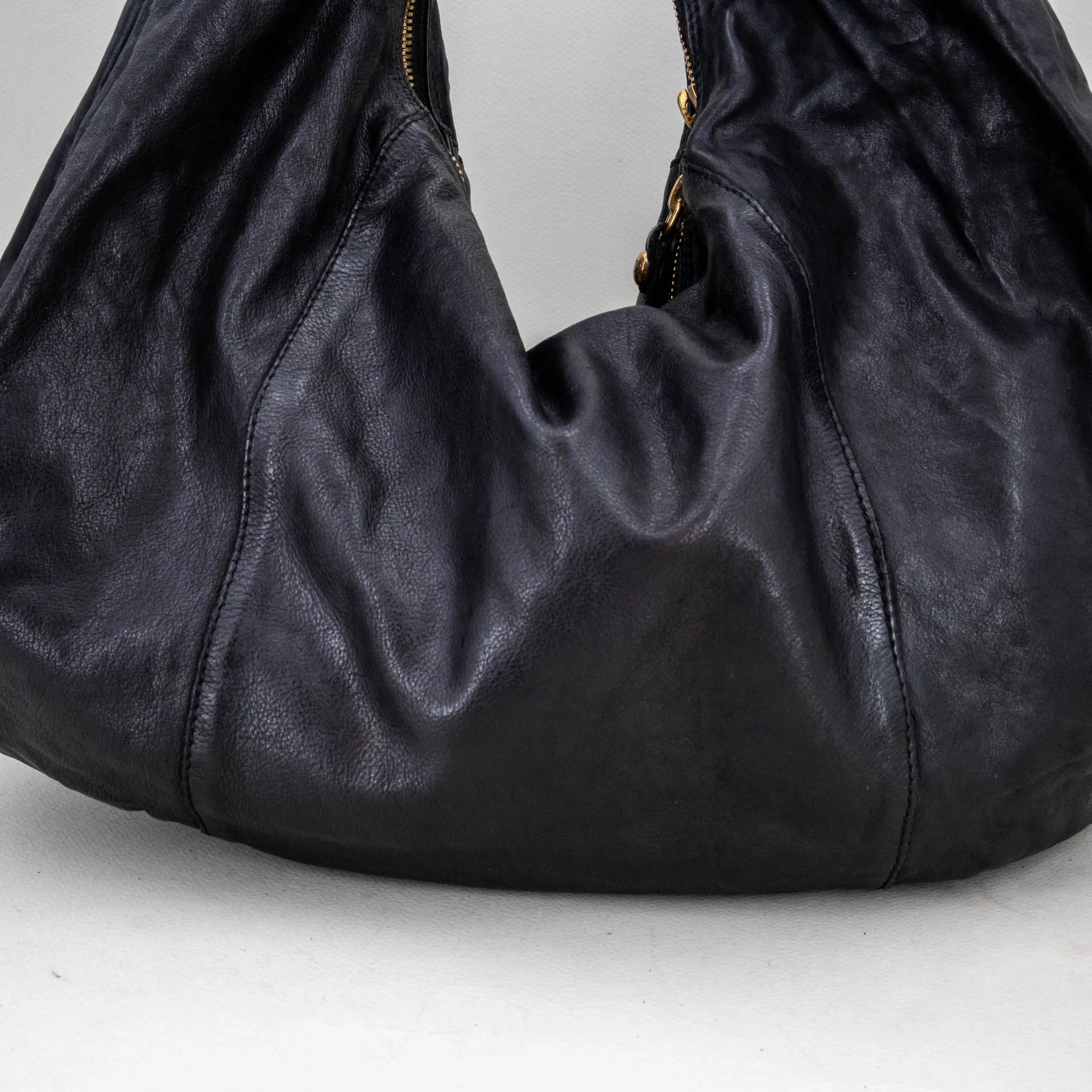 borsa da donna in pelle nera a sacca.