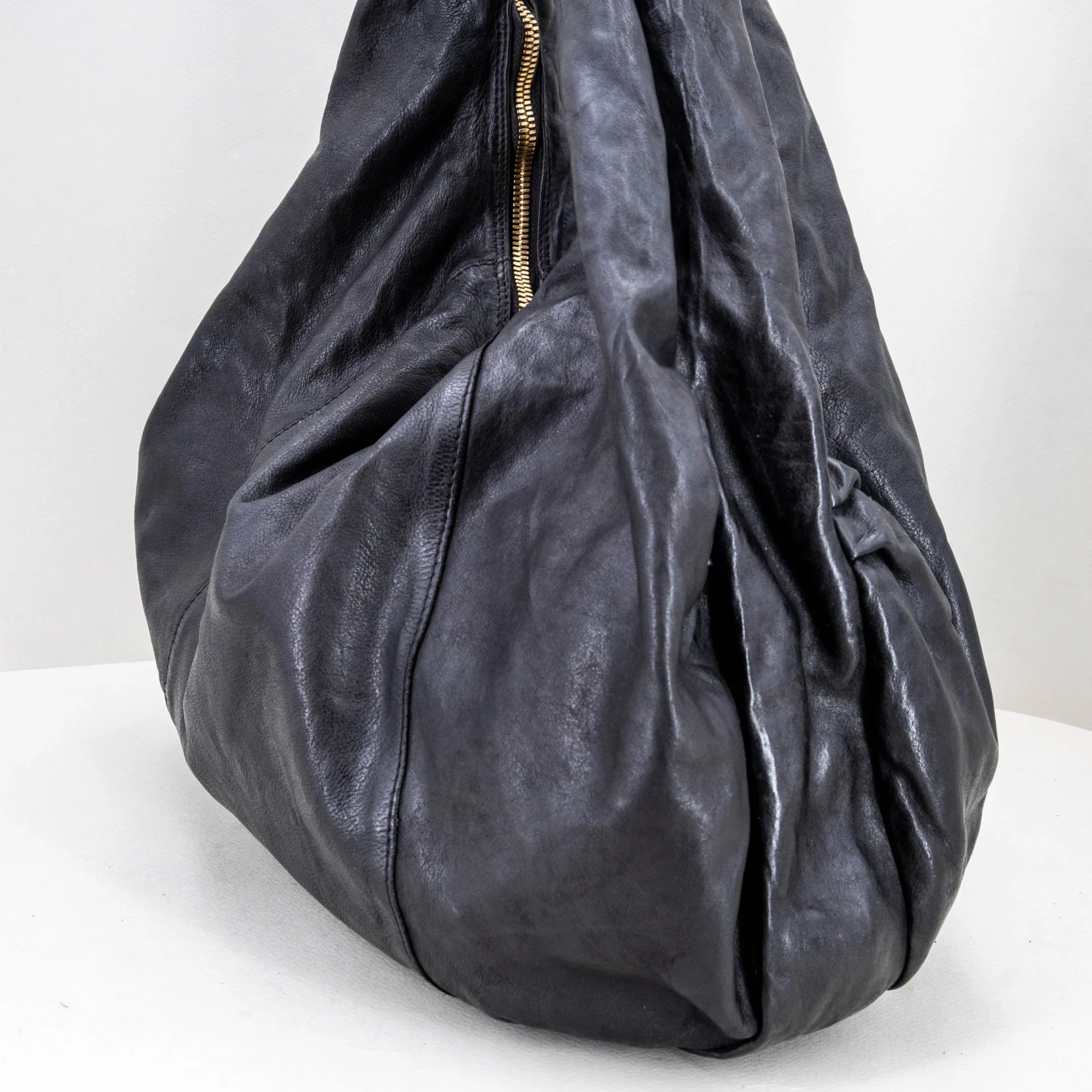 borsa da donna in pelle nera a sacca.