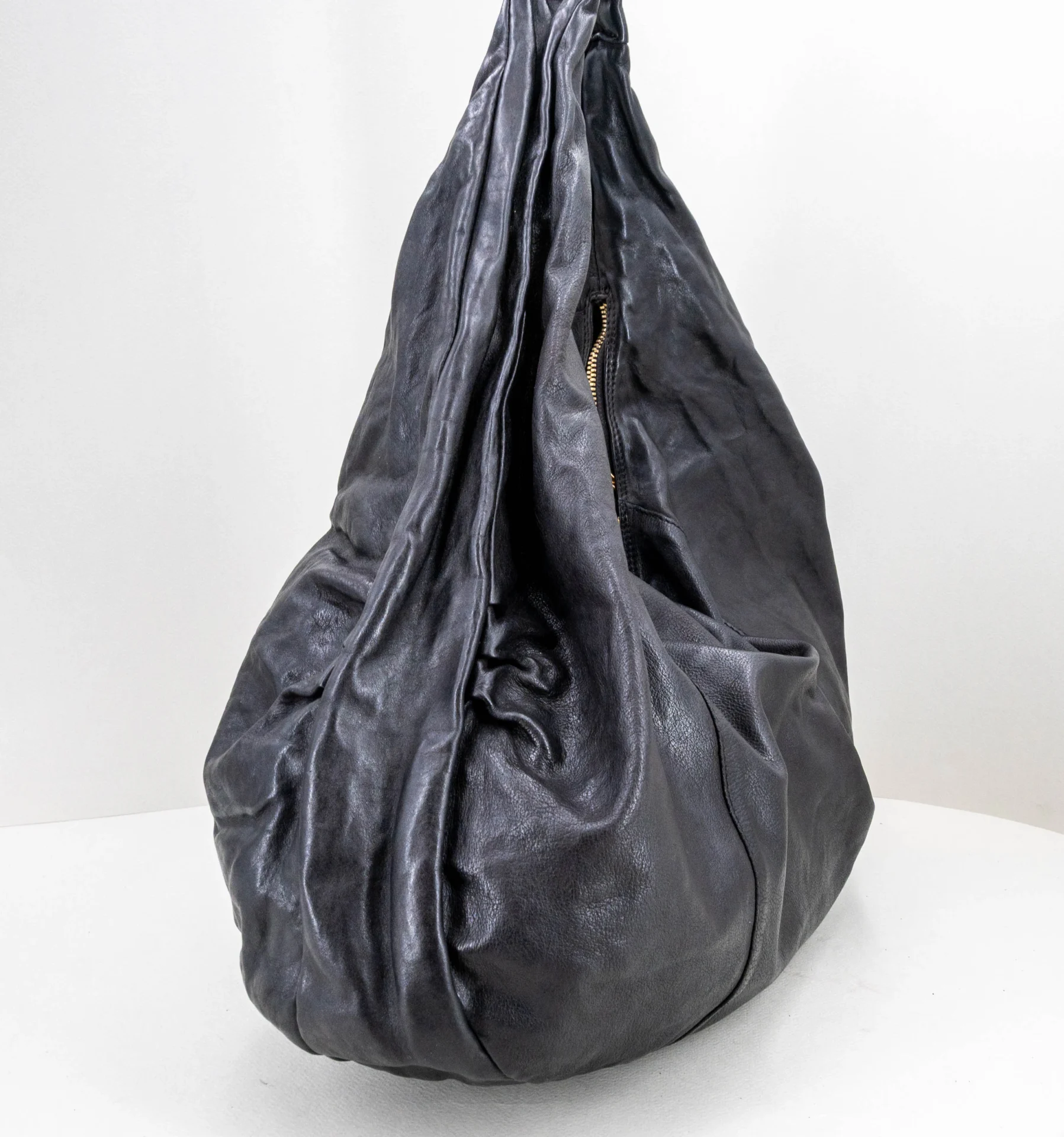 borsa da donna in pelle nera a sacca.