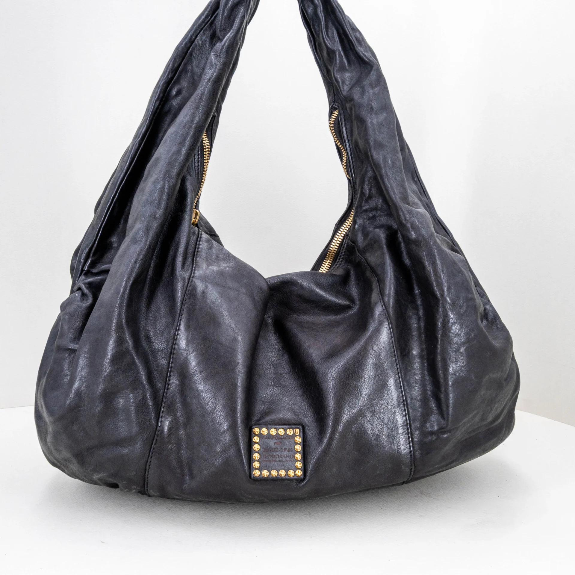 borsa da donna in pelle nera a sacca.