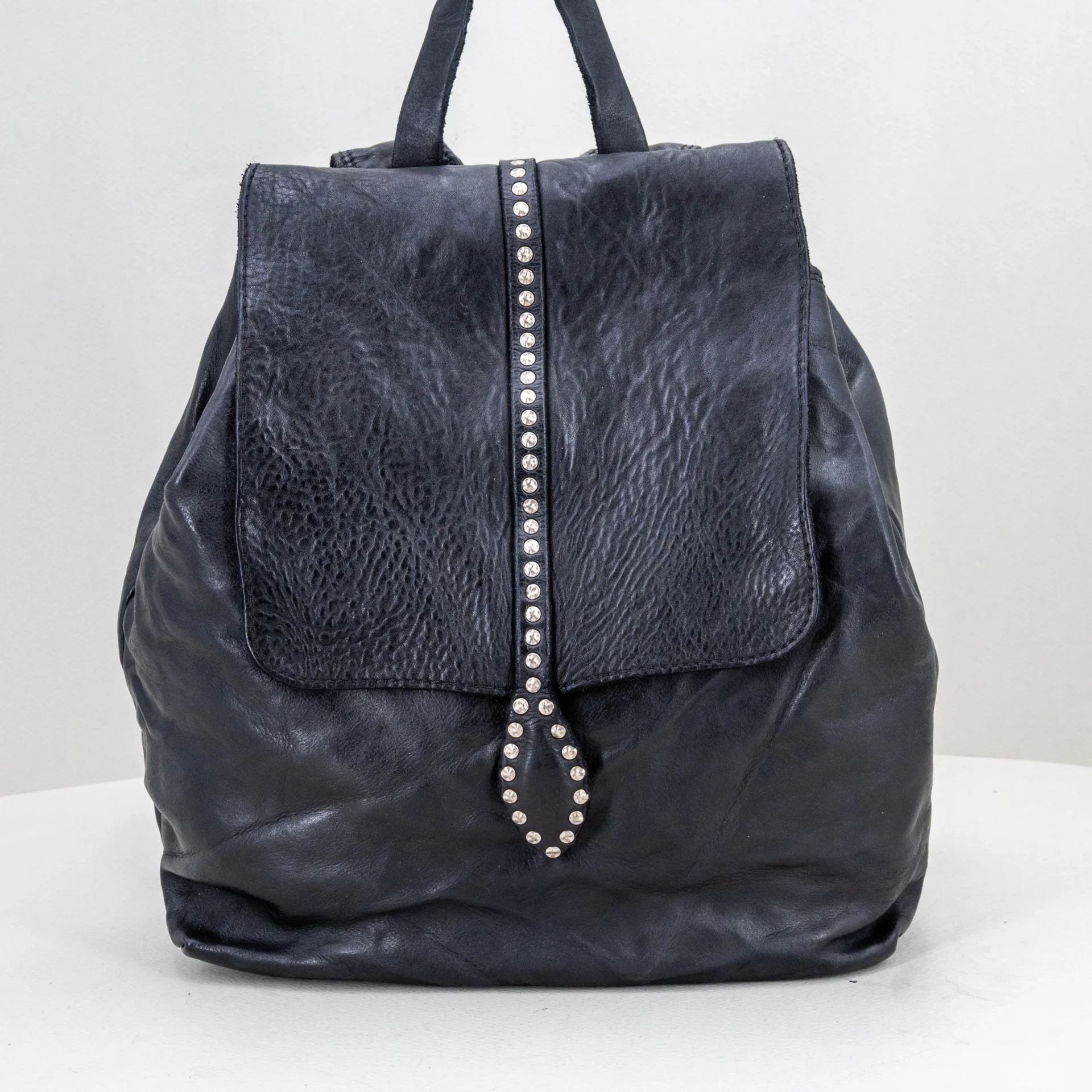 borsa zaino in pregiata pelle colore nero.