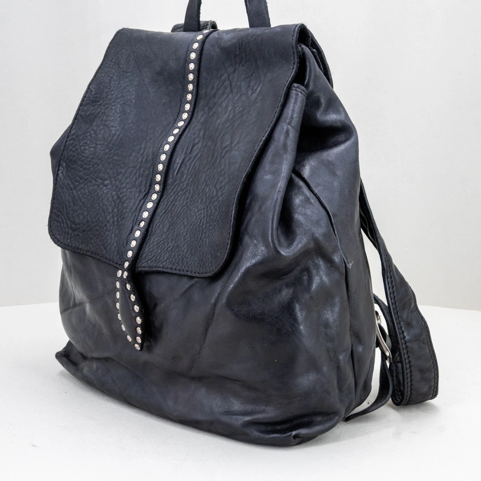 borsa zaino in pregiata pelle colore nero.
