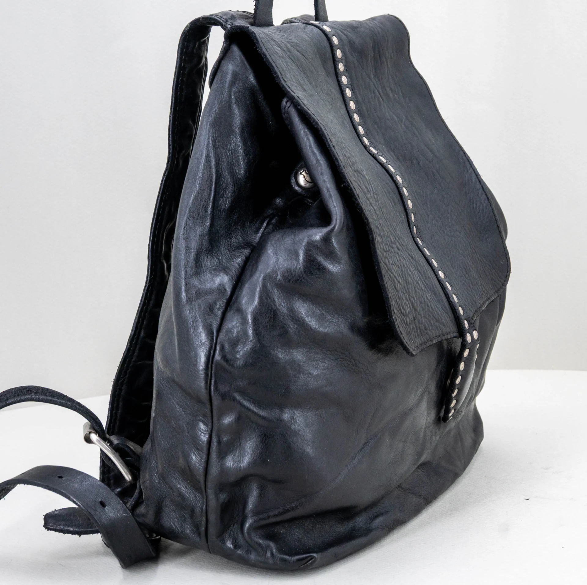 borsa zaino in pregiata pelle colore nero.