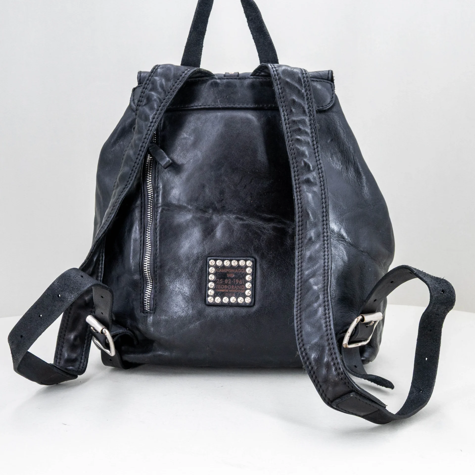 borsa zaino in pregiata pelle colore nero.