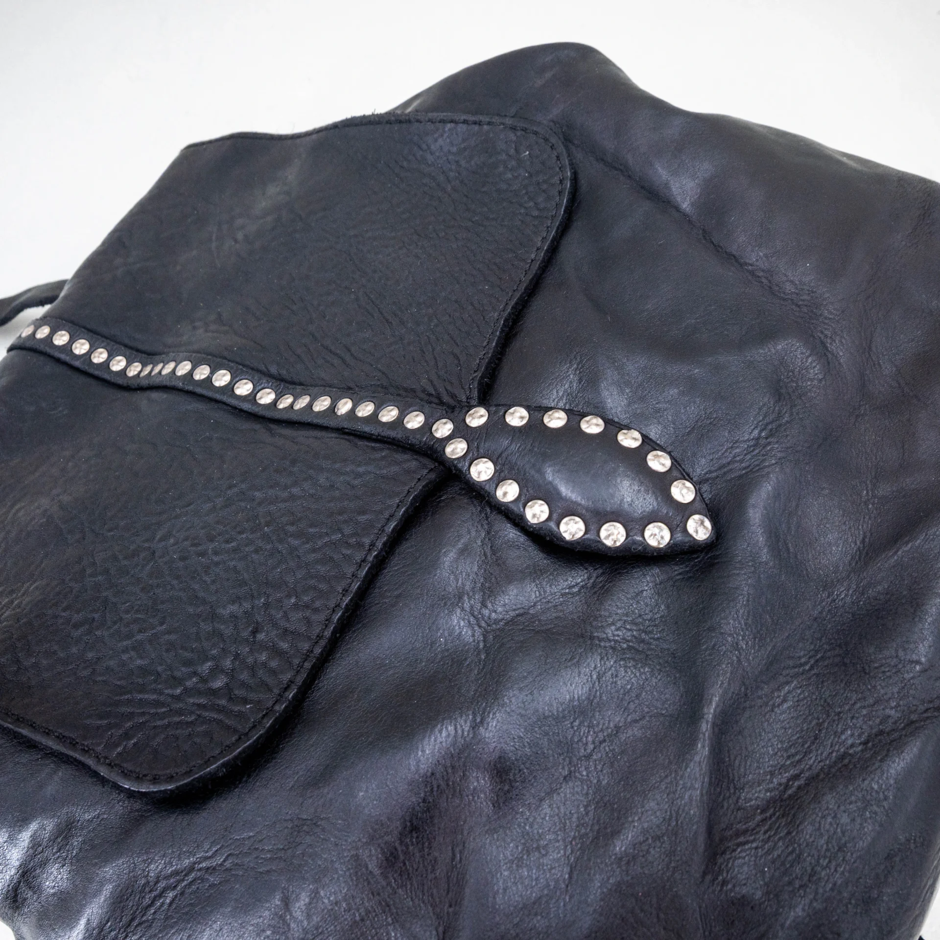 borsa zaino in pregiata pelle colore nero.
