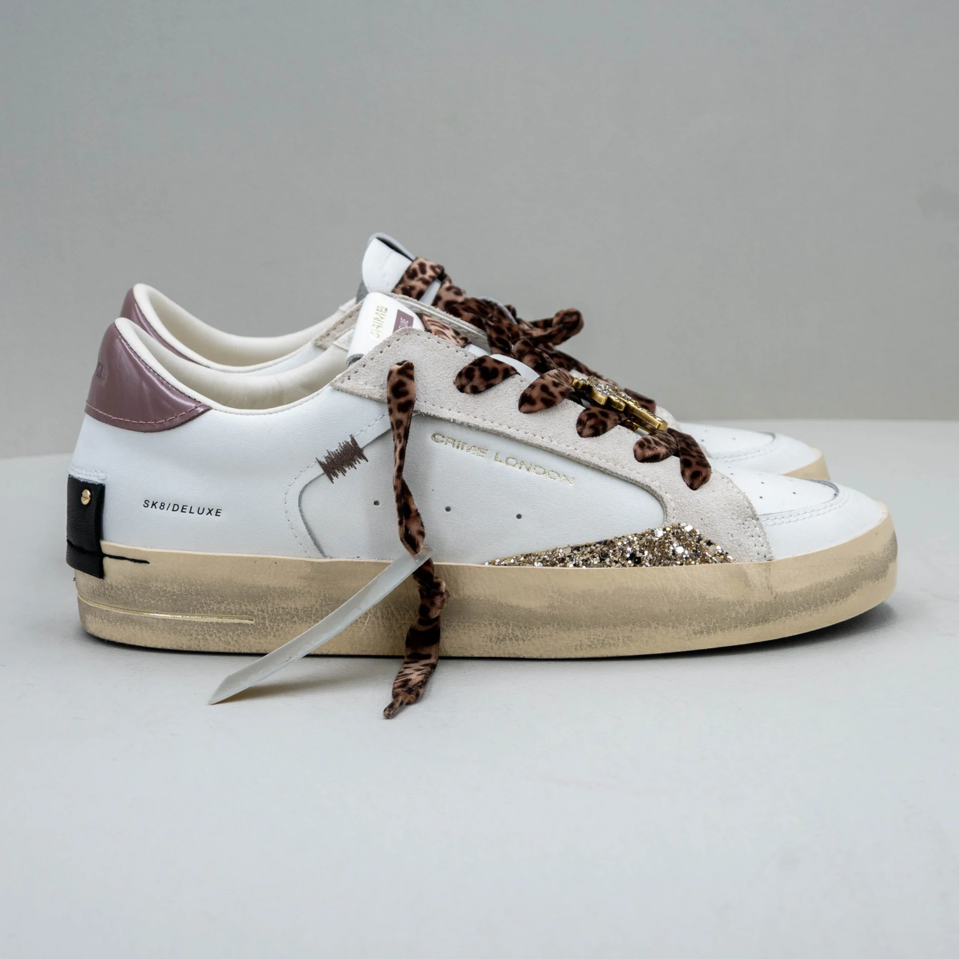 Crime London sneaker donna in pelle bianca e lacci maculati
