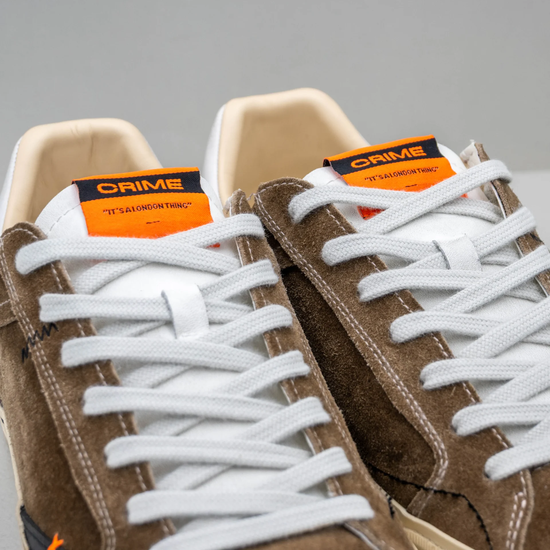 sneaker uomo bassa in camoscio marrone