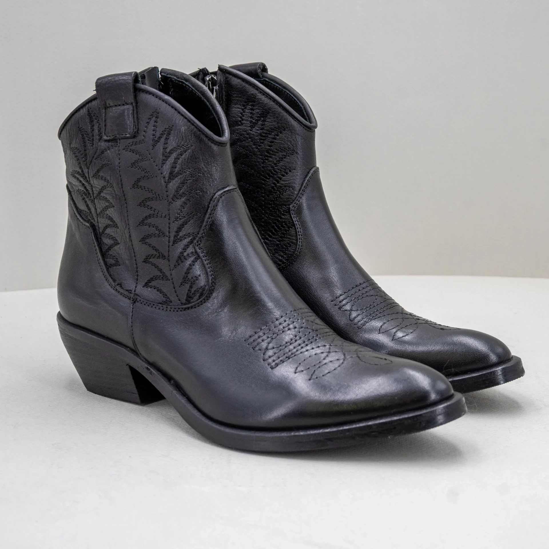 stivaletto basso texano donna in pelle nero con ricami