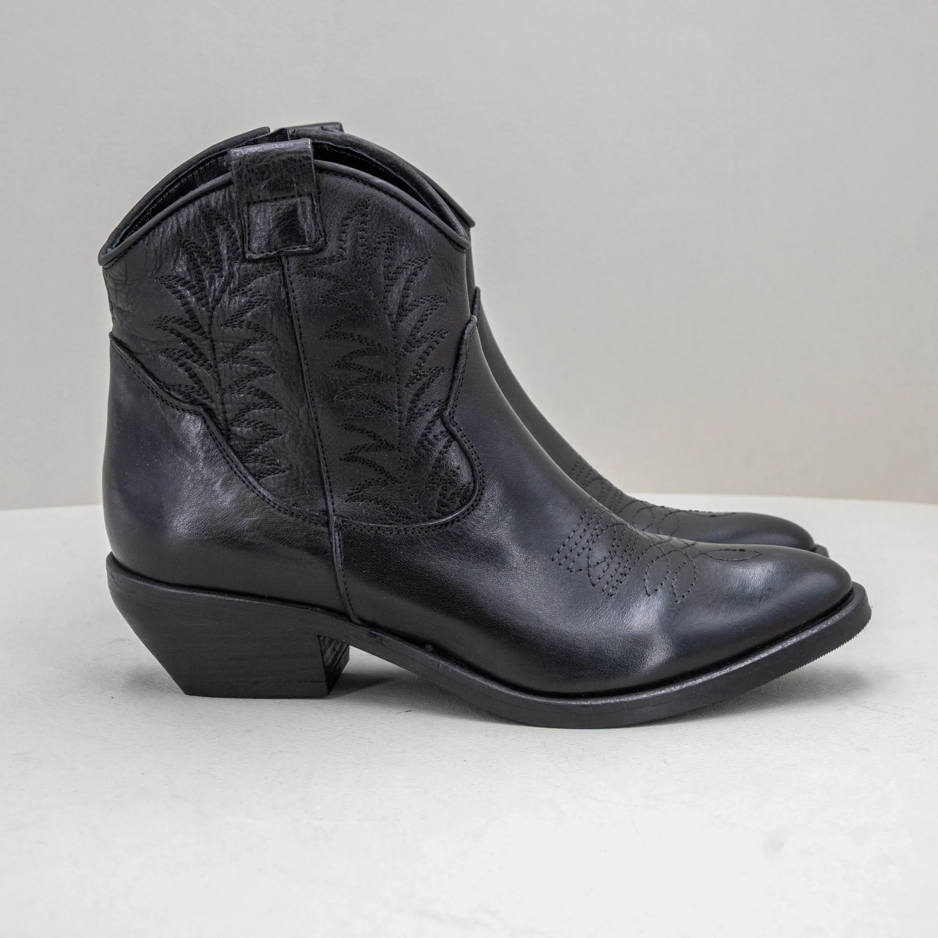stivaletto basso texano donna in pelle nero con ricami