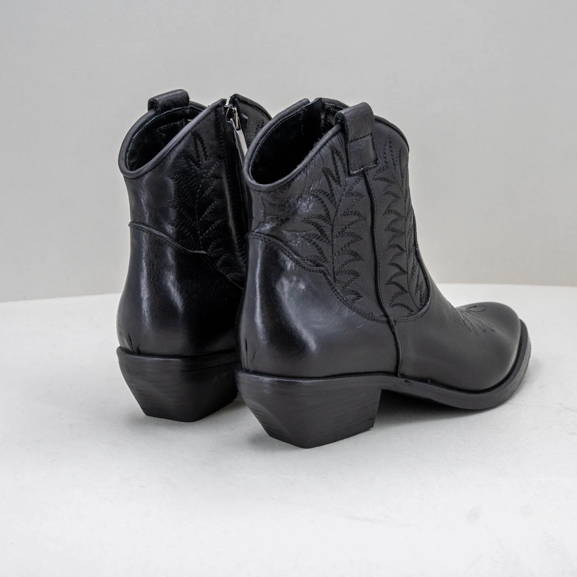 stivaletto basso texano donna in pelle nero con ricami