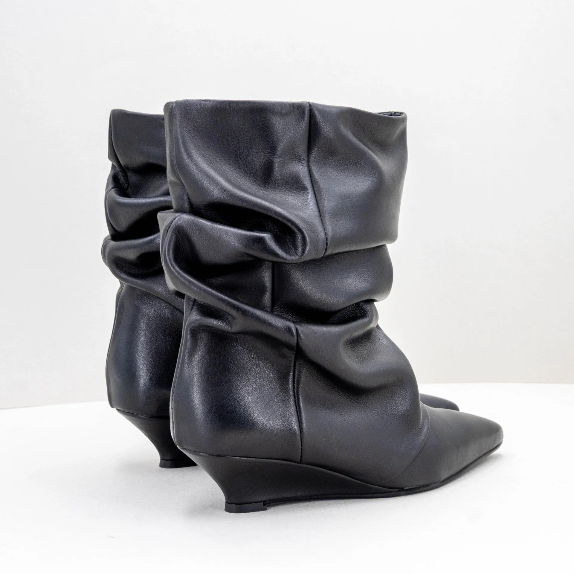 stivale donna tacco basso in pelle colore nero