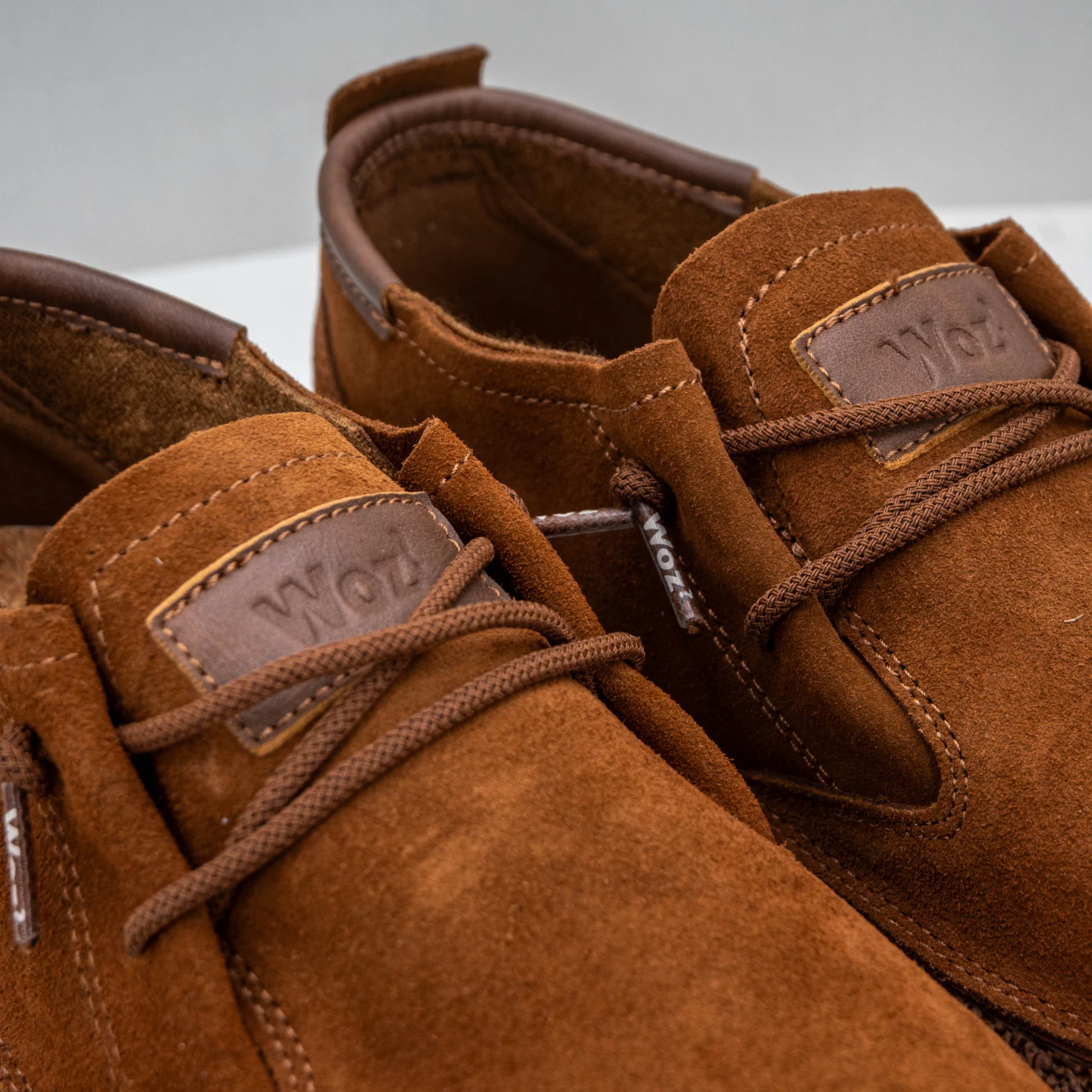 scarpa uomo comoda e leggera in camoscio marrone