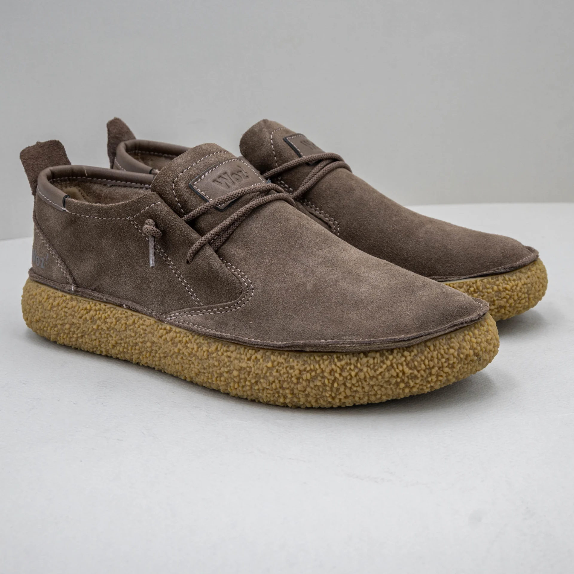 scarpa uomo comoda e leggera in camoscio grigio chiaro