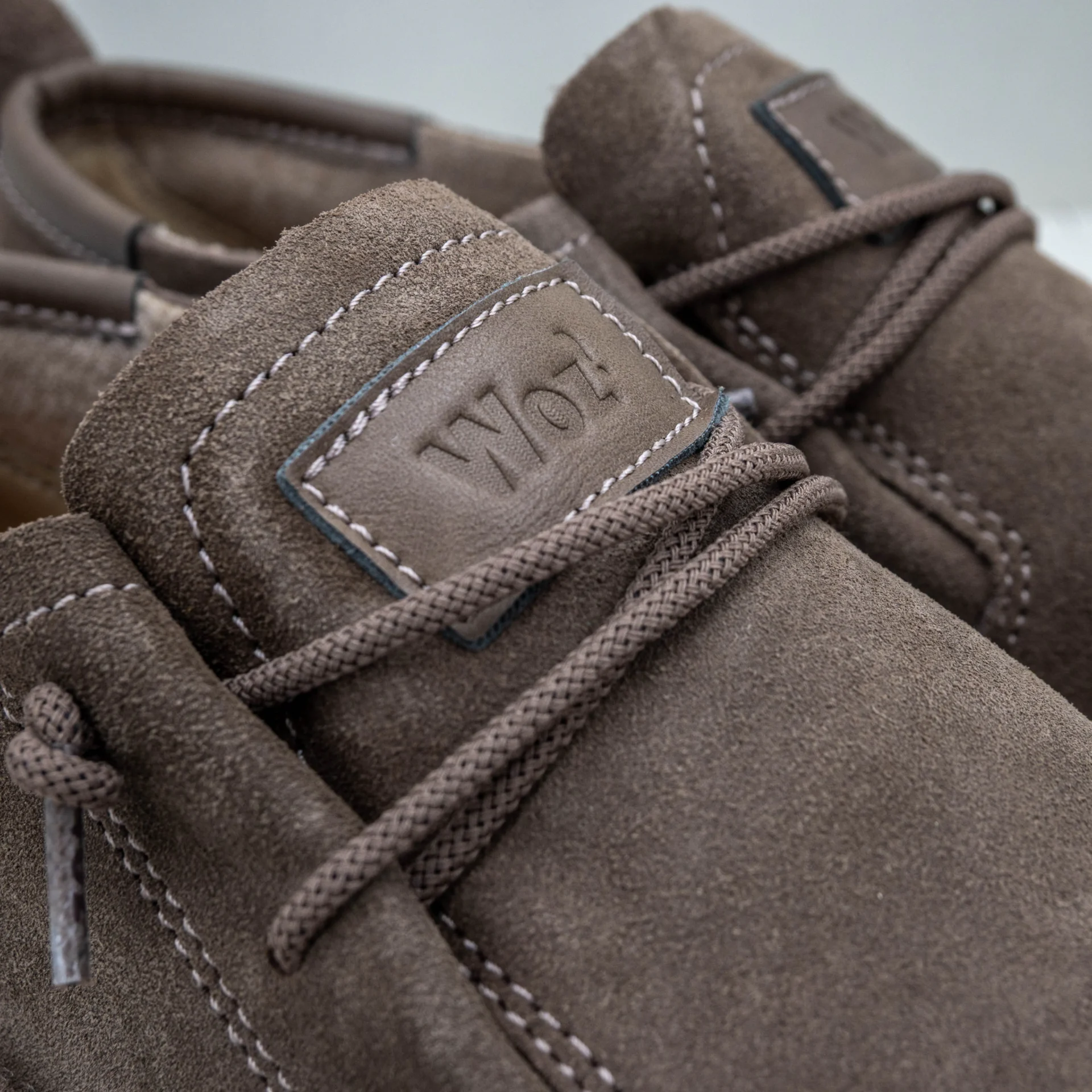 scarpa uomo comoda e leggera in camoscio grigio chiaro
