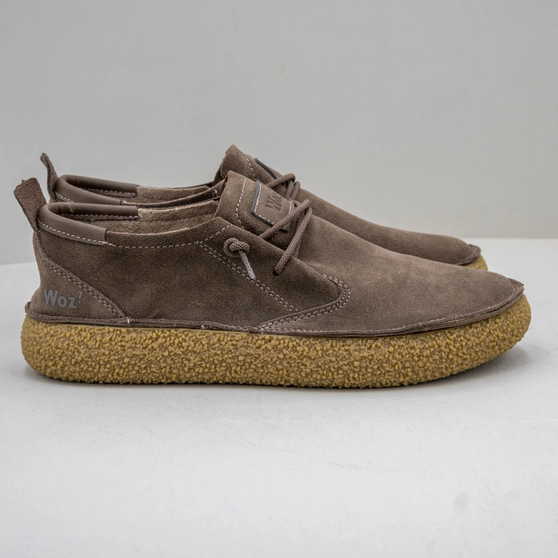 scarpa uomo comoda e leggera in camoscio grigio chiaro